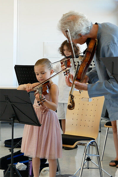 Violinenschülerin musizieren beim Klassenvorspiel mit ihrem Violinenlehrer Herr Steffan