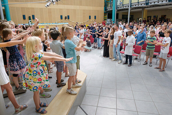 Schüler*innen der Musikwerkstatt singen auf der Bühne der Schillerschule Reilingen