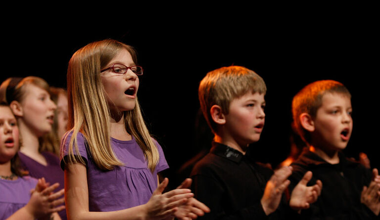 Kinderchor singt auf der Bühne