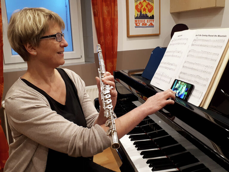 Querflötenlehrerin Anke Palmer beim Online-Unterricht