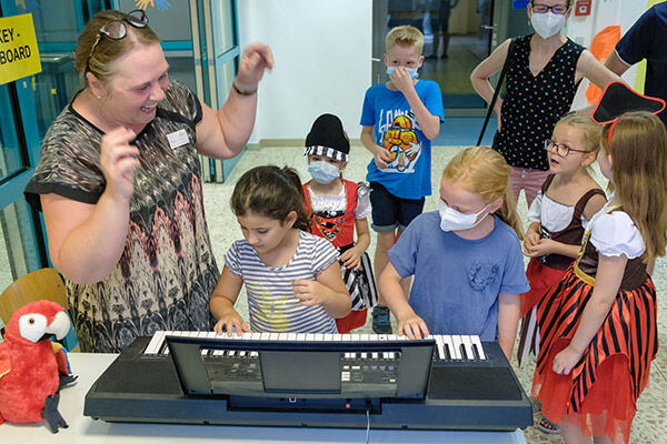 Keyboardlehrerin Annelie Seifert erklärt Kindern das Instrument
