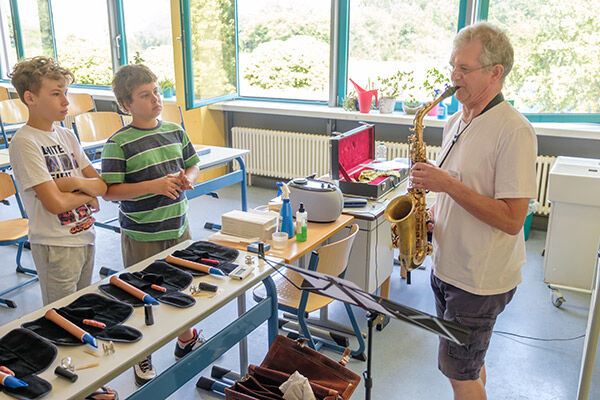 Saxophonlehrer Willi Ester erklärt Kindern das Saxophon