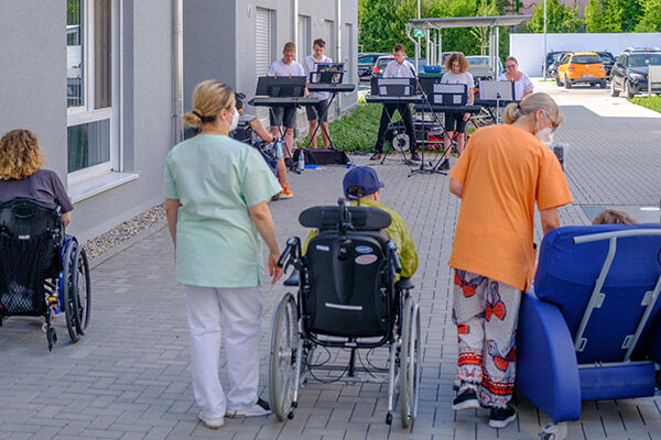 Tastenband "Kabelsalat" spielt im Atrium des Pflegezentrums Hockenheim