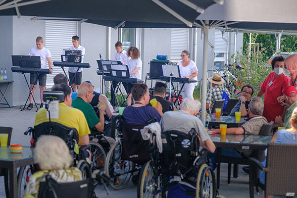 Keyboardgruppe spielt im Innenhof vom Pflegezentrum Hockenheim