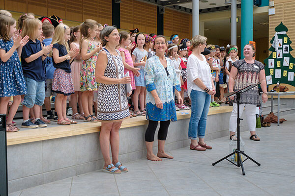 Schüler*innen der Musikwerkstatt singen auf der Bühne der Schillerschule Reilingen