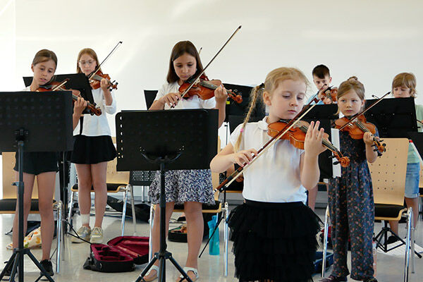 Violinenschüler musizieren beim Klassenvorspiel