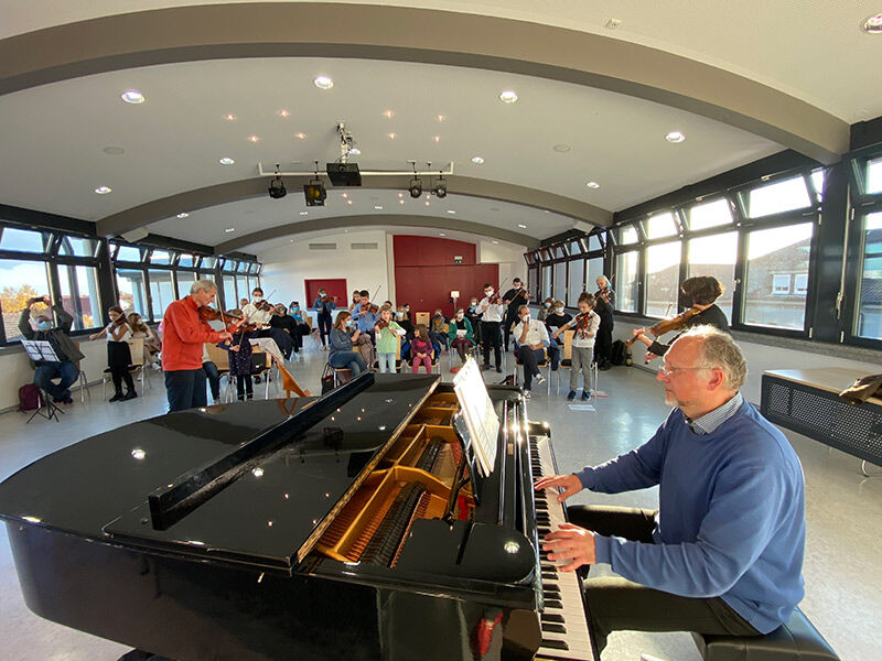 Schüler und Lehrer der Violinenklassen musizieren im großen Saal des Bürgerhauses Altlussheim