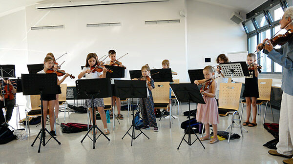 Violinenschüler musizieren beim Klassenvorspiel