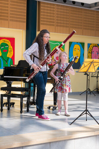 Lehrerin und Schülerin auf der Bühne spielen Fagott