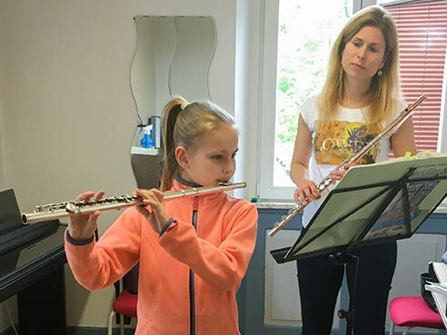 Uljana an der Querflöte mit ihrer Lehrerin Zsofia Perneczky